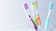 Hướng dẫn xử lý khi bàn chải đánh răng rơi vào bồn cầu