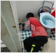 Hướng dẫn cách sửa bồn cầu bị rỉ nước đơn giản