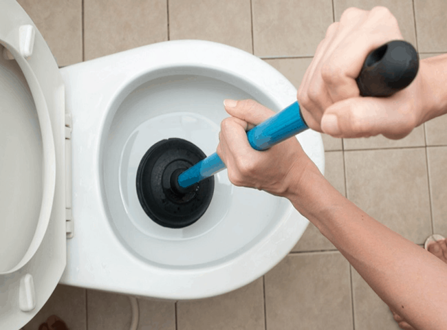 Dùng cây thụt xử lý bàn chải đánh răng rơi vào bồn cầu