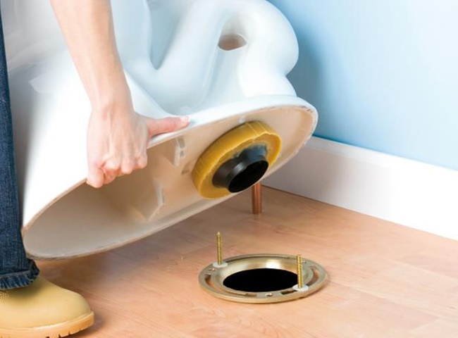 Tháo bồn cầu để xử lý bàn chải đánh răng rơi vào bồn cầu