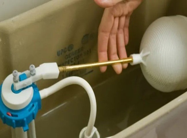 Xử l&yacute; bồn cầu bị cạn nước do phao kh&oacute;a nước