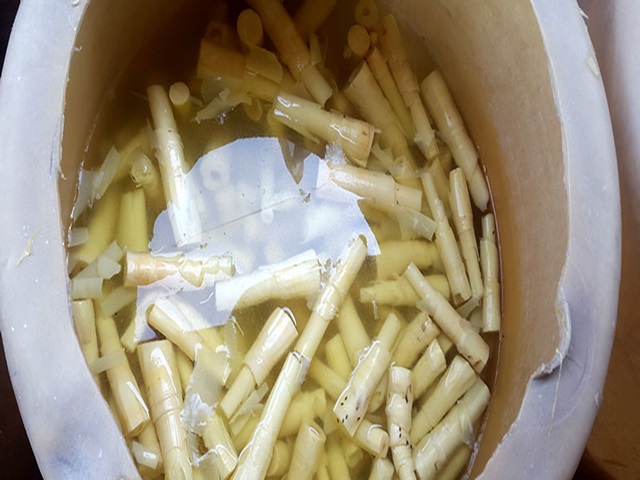 khử m&ugrave;i măng chua bằng nước v&ocirc;i trong