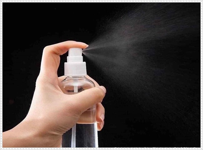 D&ugrave;ng b&igrave;nh xịt giấm để khử m&ugrave;i h&ocirc;i s&agrave;n nh&agrave;