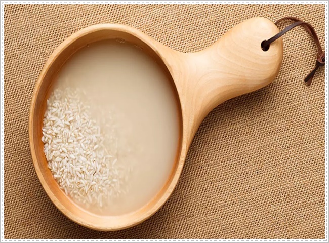 Khử m&ugrave;i h&ocirc;i s&agrave;n nh&agrave; bằng nước vo gạo