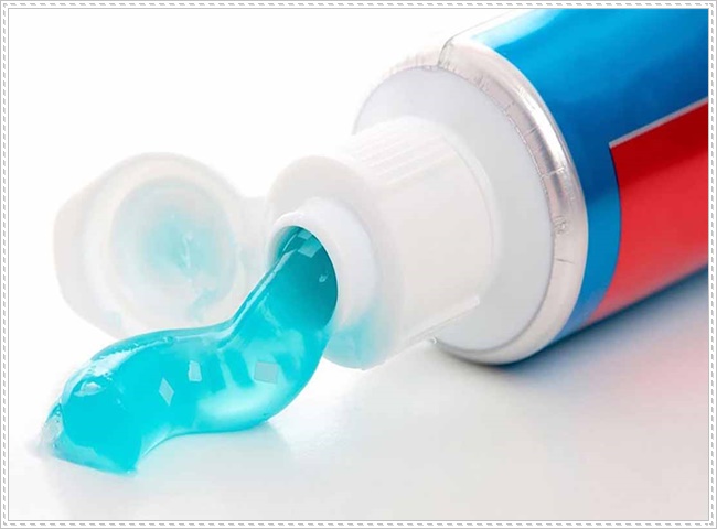 D&ugrave;ng kem đ&aacute;nh răng để khử m&ugrave;i khai nước tiểu