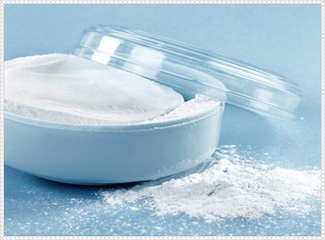 D&ugrave;ng phấn r&ocirc;m để khử m&ugrave;i khai nước tiểu