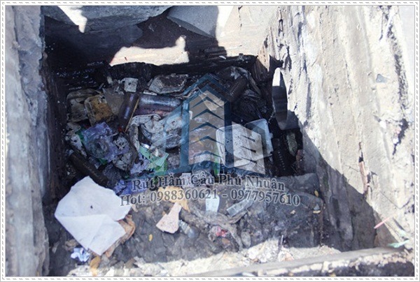 Hố ga c&oacute; m&ugrave;i h&ocirc;i