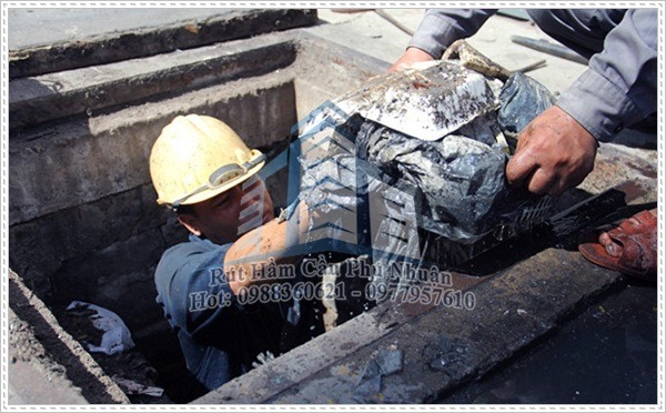 Thi c&ocirc;ng nạo v&eacute;t hố ga quận Ph&uacute; Nhuận